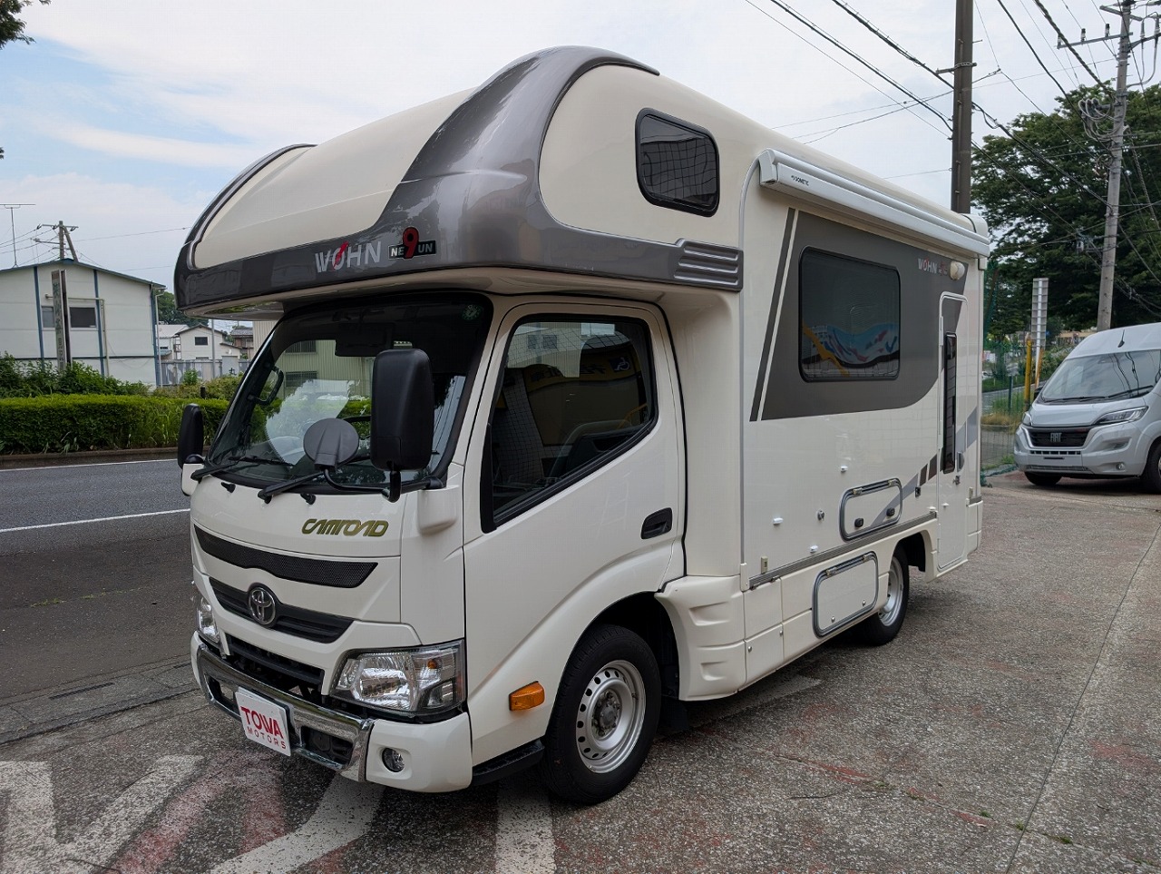豊橋のレンタルキャンピングカー ヴォーンノインDCの外観（斜め前から）